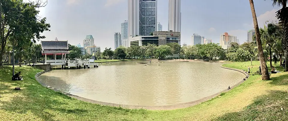 Benchasiri Park and Bangkok skyline beside the Sukhumvit bánh mì corridor